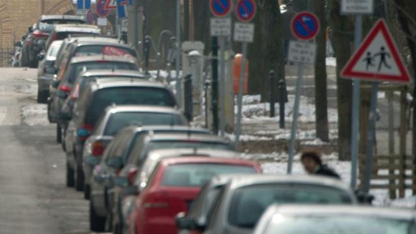 Parkende Autos in einer lückenlosen Reihe - da kann es schon mal eng werden auf der Straße.