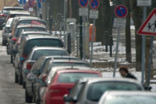 Parkende Autos in einer lückenlosen Reihe - da kann es schon mal eng werden auf der Straße.