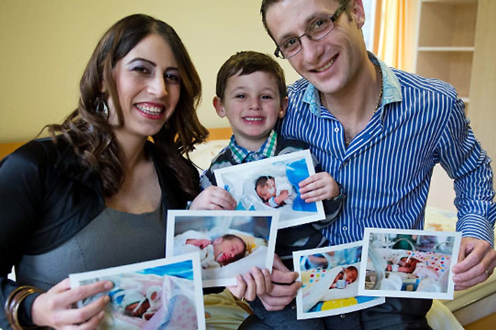 Fünflinge: Fedah und Makarios Touma und ihr Sohn Michael zeigen Fotos ihrer Fünflinge Justina, Melissia, Evelyn, Josefina und Maria.