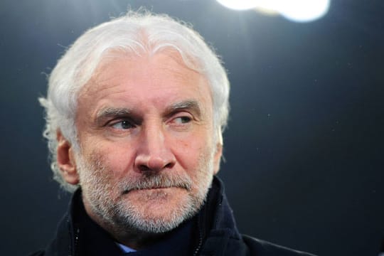 Rudi Völler wird die Partie seiner Leverkusener gegen Nürnberg verpassen: Er liegt im Krankenhaus.