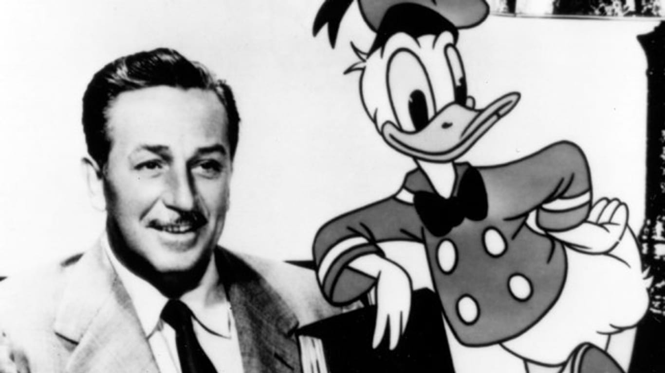 Der legendäre Walt Disney mit seiner Trickfilmfigur Donald Duck