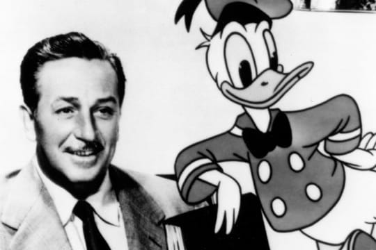 Der legendäre Walt Disney mit seiner Trickfilmfigur Donald Duck