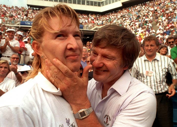 Überglücklich tätschelt Peter Graf seine Tochter Steffi nach ihrem Sieg bei den U.S. Open in Flushing Meadow am 9.9.1989, die damit ihren Vorjahreserfolg wiederholen konnte.