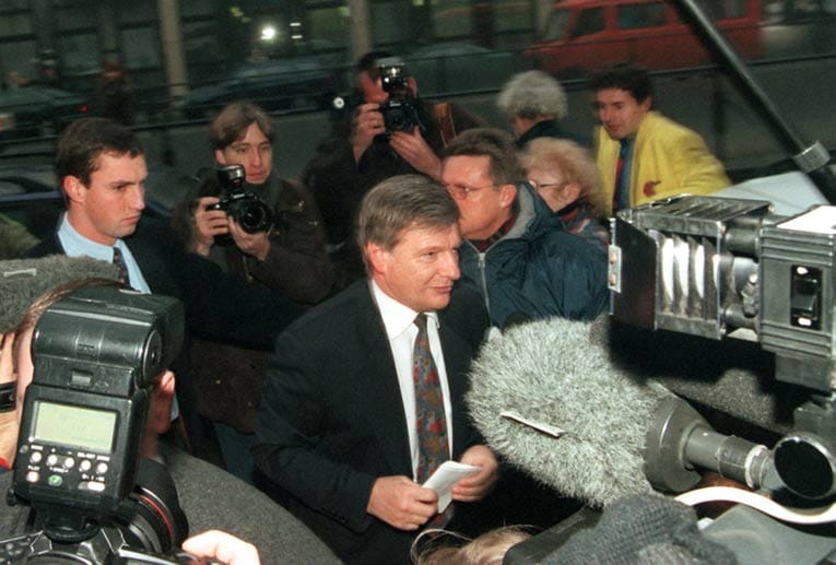 Umringt von Journalisten betritt Peter Graf, Vater der Tennisspielerin Steffi Graf, am 24.01.1997 das Mannheimer Landgericht.