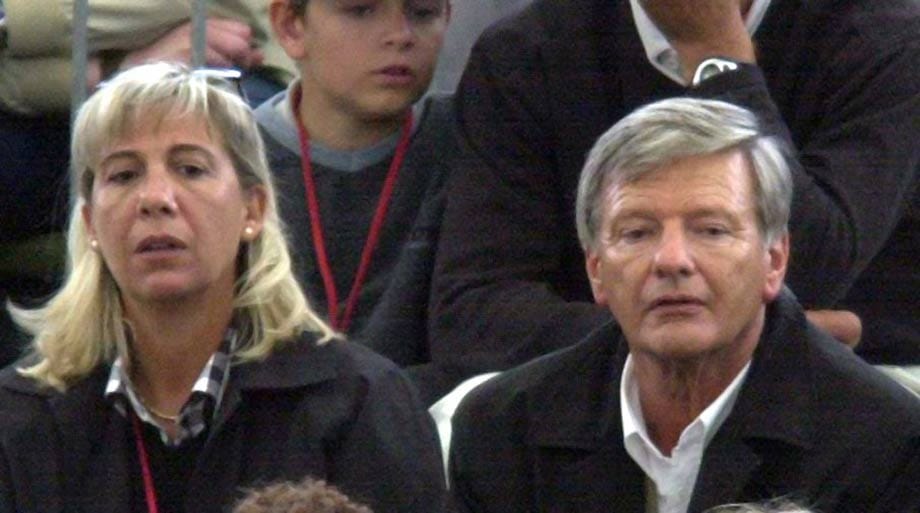 Peter Graf sitzt am 16.05.2001 auf der Tribüne am Hamburger Rothenbaum und beoabachtet im Beisein seiner Frau ein Spiel im Rahmen des Master-Turniers.
