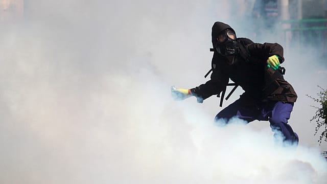 Straßenkampf in Bangkok - noch können Sicherheitskräfte verhindern, dass die Demonstranten den Regierungssitz stürmen