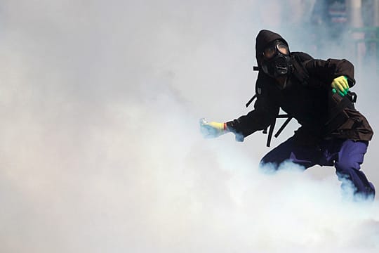 Straßenkampf in Bangkok - noch können Sicherheitskräfte verhindern, dass die Demonstranten den Regierungssitz stürmen