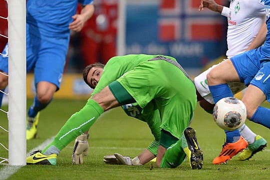 Koen Casteels patzt im Spiel gegen Werder Bremen.