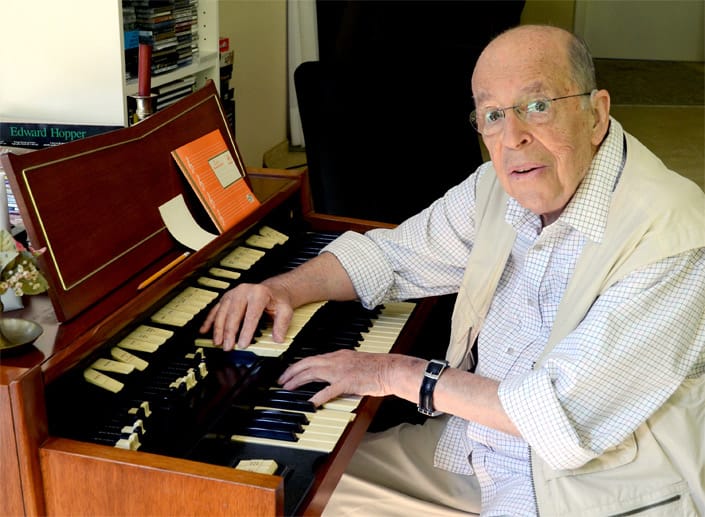 Hier posierte Chris Howland am 20.07.2013 an seinem Harmonium in seinem Haus in Rösrath