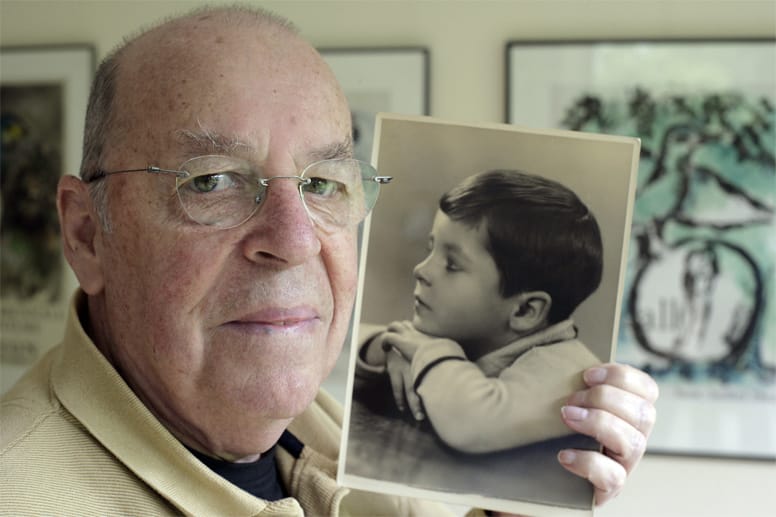 Zwischen diesen beiden Bildern liegen mehr als 70 Jahre: Chris Howland am 07.07.2008 mit einem Foto, das ihn als Jungen zeigt.