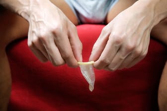 Laut einer Umfrage der BZgA haben 37 Prozent der Männern mit Kondom-Pannen zu kämpfen.