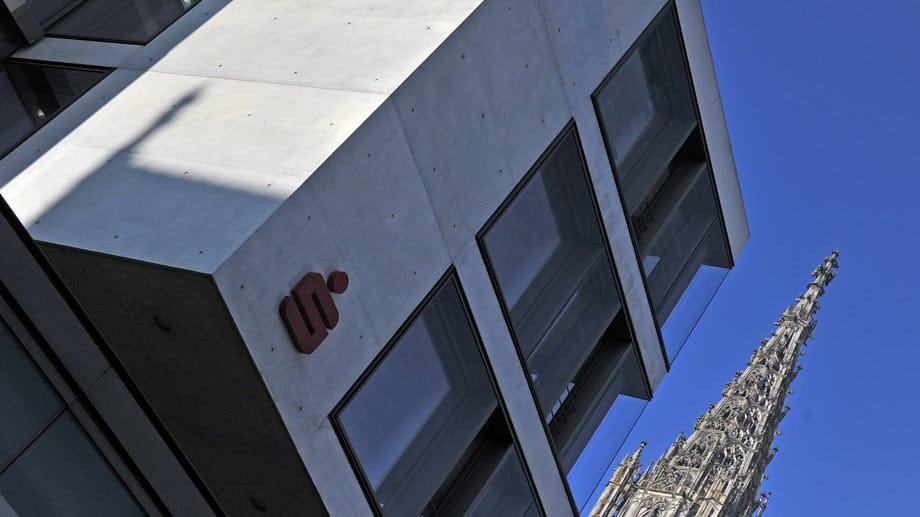 Die Zentrale der Sparkasse in Ulm vor dem Ulmer Münster