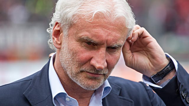 Krankenhaus statt Fußballplatz: Rudi Völler ist seine Nierensteine noch nicht los. Krankenhaus statt Fußballplatz: Rudi Völler ist seine Nierensteine noch nicht los.