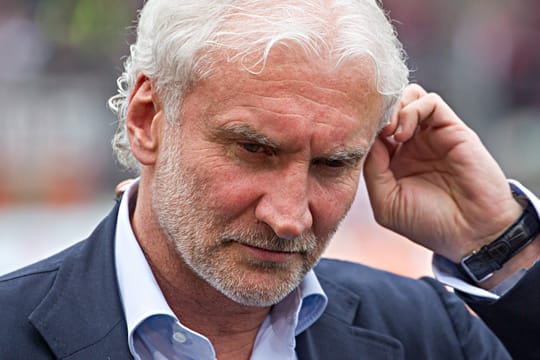 Krankenhaus statt Fußballplatz: Rudi Völler ist seine Nierensteine noch nicht los.