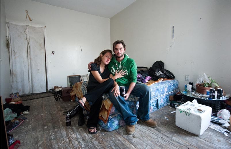 Sonia and Erik: Hunts Point, Bronx "Ich werde hier draußen sterben", davon ist Sonia überzeugt. Bevor sie anfing Heroin spritzen, lebte sie mit ihrer Familie in Rhode Island und war eine typische Hausfrau Sonia and Erik: Hunts Point, Bronx "Ich werde hier draußen sterben", davon ist Sonia überzeugt. Bevor sie anfing Heroin spritzen, lebte sie mit ihrer Familie in Rhode Island und war eine typische Hausfrau