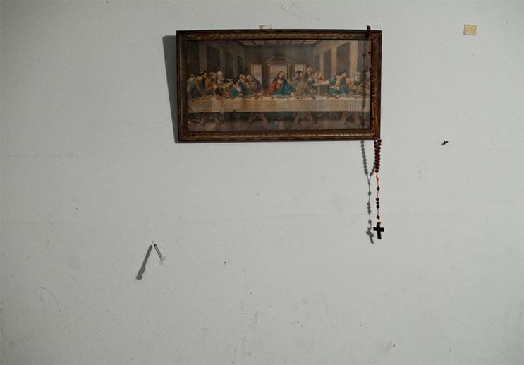 Sonia und Erik leben illegal in einem Keller, von Drogendealern vermietet. Die Wände sind leer, bis auf zwei Ausnahmen: Unter der Reproduktion des Gemäldes "Das Abendmahl" steckt eine Spritze in der Wand. Sonia und Erik leben illegal in einem Keller, von Drogendealern vermietet. Die Wände sind leer, bis auf zwei Ausnahmen: Unter der Reproduktion des Gemäldes "Das Abendmahl" steckt eine Spritze in der Wand.