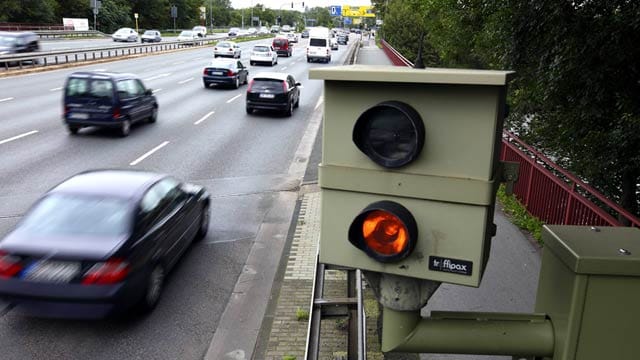 Autobahn mit Autos und am Straßenrand ein Blitzer