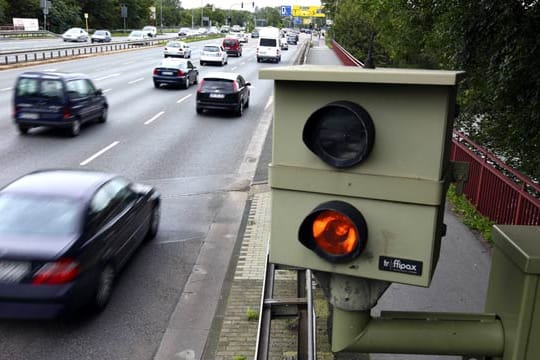 Autobahn mit Autos und am Straßenrand ein Blitzer