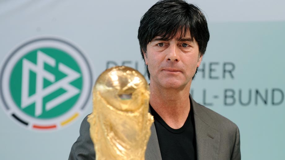 Joachim Löw hat bereits ein Auge auf den WM-Pokal geworfen.