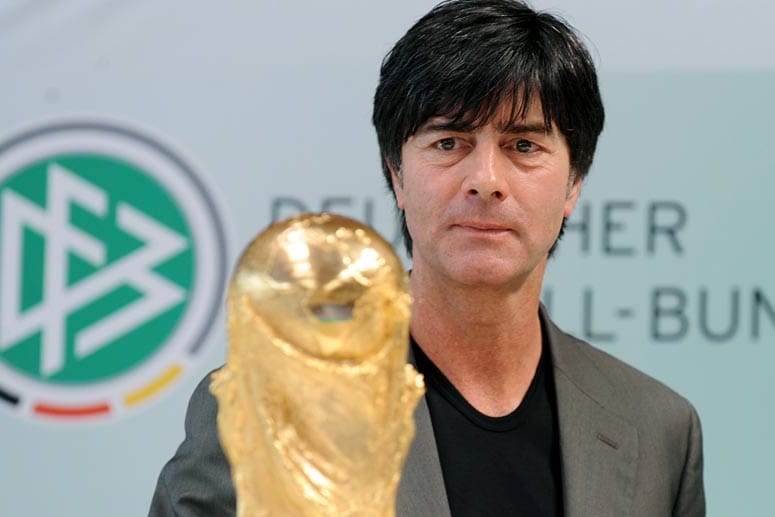 Joachim Löw hat bereits ein Auge auf den WM-Pokal geworfen.