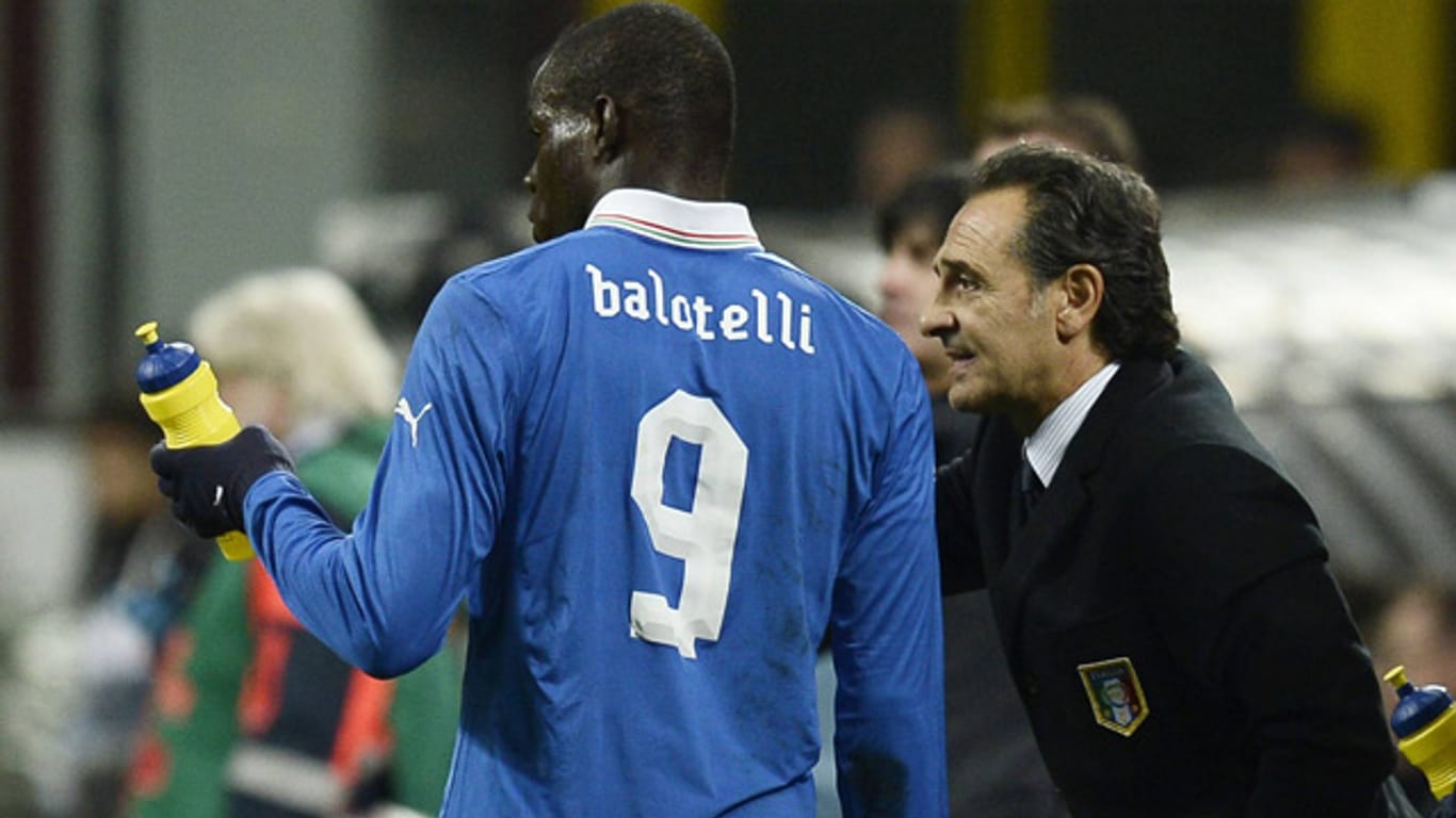 Italiens Nationaltrainer Cesare Prandelli (re.) im Gespräch mit seinem durstigen Starstürmer Mario Balotelli.