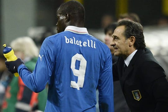 Italiens Nationaltrainer Cesare Prandelli (re.) im Gespräch mit seinem durstigen Starstürmer Mario Balotelli.