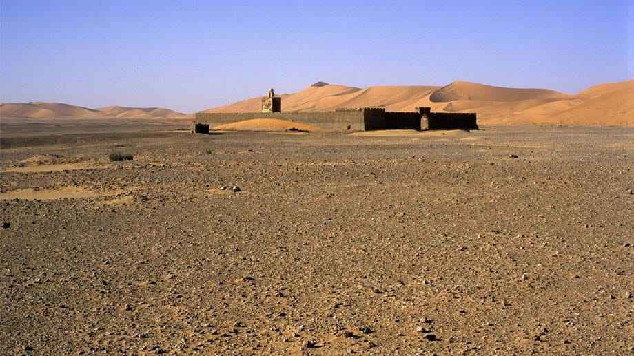 Die Sahara ist eine Sandwüste: Falsch. Denn sie ist größtenteils eine Steinwüste oder Felswüste, eine so genannte Hammada, zu etwa zehn Prozent eine Kies- und Geröllwüste.