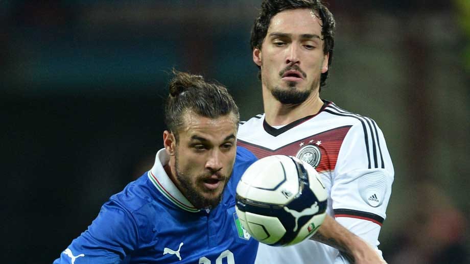 Bei der WM erneut Gegner? Deutschlands Mats Hummels (re.) und Italiens Angreifer Pablo Daniel Osvaldo.