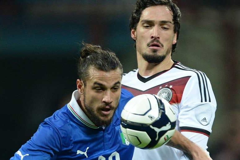 Bei der WM erneut Gegner? Deutschlands Mats Hummels (re.) und Italiens Angreifer Pablo Daniel Osvaldo.