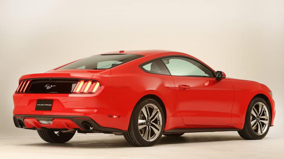 Ford Mustang 2014: Auffällig am Heck ist die angeschrägte Lichtleiste.