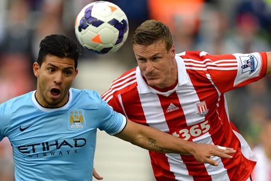 Wenn Robert Huth (re.) energisch zum Ball geht, nehmen sich sogar Weltstars wie Sergio Aguero von ManCity in Acht.