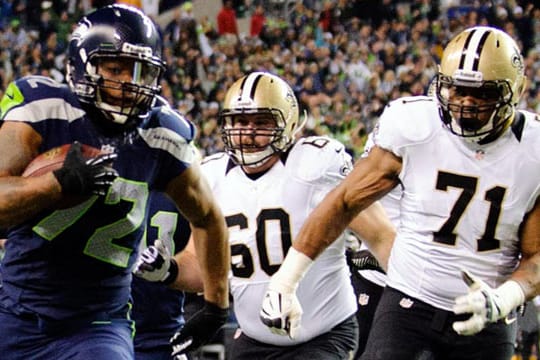 Die Fans jubeln beim Touchdown von Michael Bennett (li.) so laut, dass sie ein Erdbeben auslösen