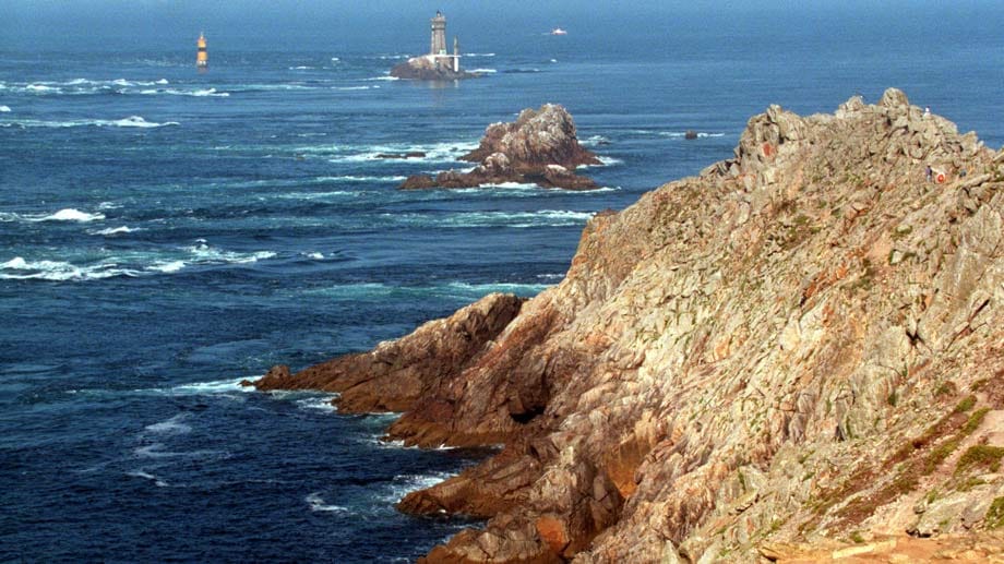 Auch die schroffe Felsspitze Pointe du Raz ist einer dieser Vorposten der Bretagne im Atlantik. Zwei Leuchttürme weisen Schiffen den Weg um dieses Kap.