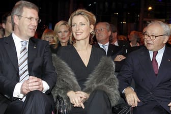 Entlastet Hubert Burda (re.) mit seiner Aussage Ex-Bundespräsident Christian Wulff? Auch Burdas Ehefrau Maria Furtwängler ist geladen.