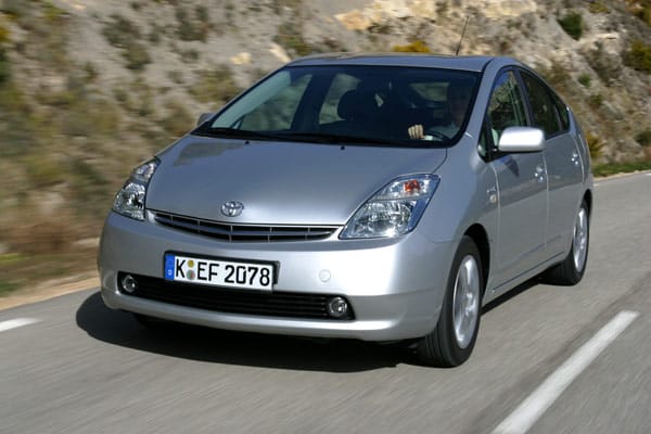 TÜV-Report 2014: Bei den 4 bis zu 5 Jahre alten Autos behauptet der Hybridwagen Toyota Prius seine Spitzenposition. Die Mängelquote liegt bei 7,3 Prozent.
