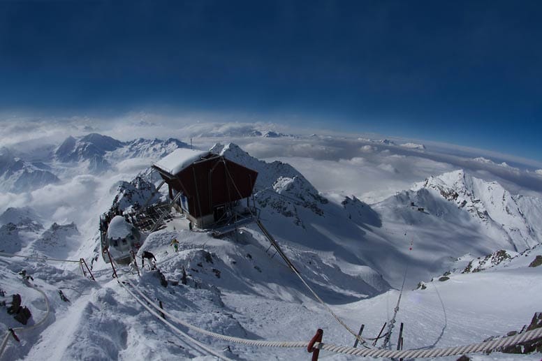Vom Gipfel des Mont-Fort in der Region "4 Vallées" blickt man auf über 20 majestätische Viertausender, darunter das Matterhorn und der Mont-Blanc.