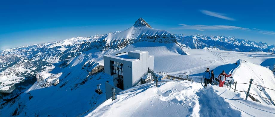 Glacier 3000: Das von Mario Botta entworfene Bergrestaurant und das 360-Grad-Panorama sind absolut sehenswert. Die schönsten Gipfel wie Eiger, Mönch und Jungfrau breiten sich vor einem aus, und aus der Ferne grüßt der Mont-Blanc.