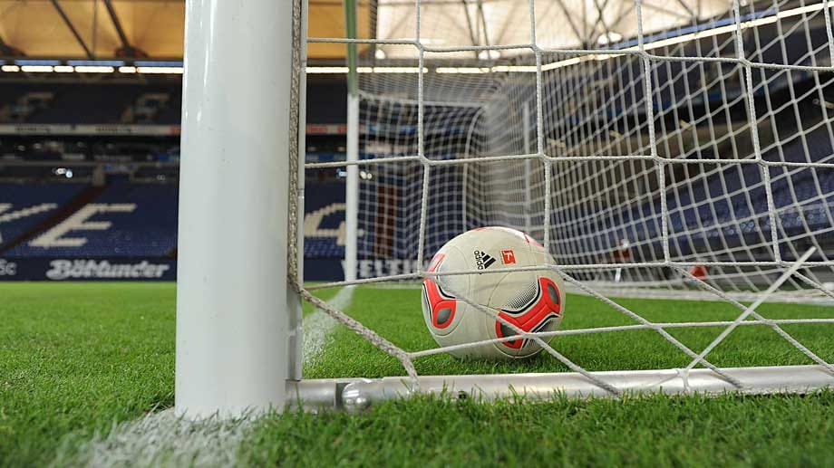 Drin, oder nicht drin? Schon in der Saison 2014/15 könnte die Technik über die wichtigste Frage im Fußball entscheiden. Drin, oder nicht drin? Schon in der Saison 2014/15 könnte die Technik über die wichtigste Frage im Fußball entscheiden.