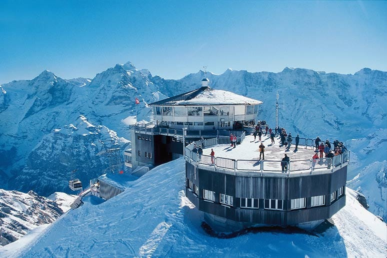 Was man vom höchsten Gipfel der Berner Voralpen, dem Schilthorn, zu sehen bekommt, ist genauso atemberaubend wie der legendäre James-Bond-Film "Im Geheimdienst Ihrer Majestät" mit dem Drehrestaurant Piz Gloria als Originaldrehort.