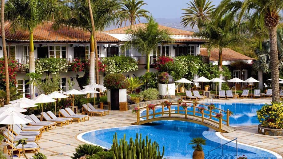 Seaside Grand Hotel Residencia: Der große Salzwasserpool ist mit pflegenden Mineralien angereichert, Unterwasser-Massagen bieten ein besonders verwöhnendes Erlebnis.