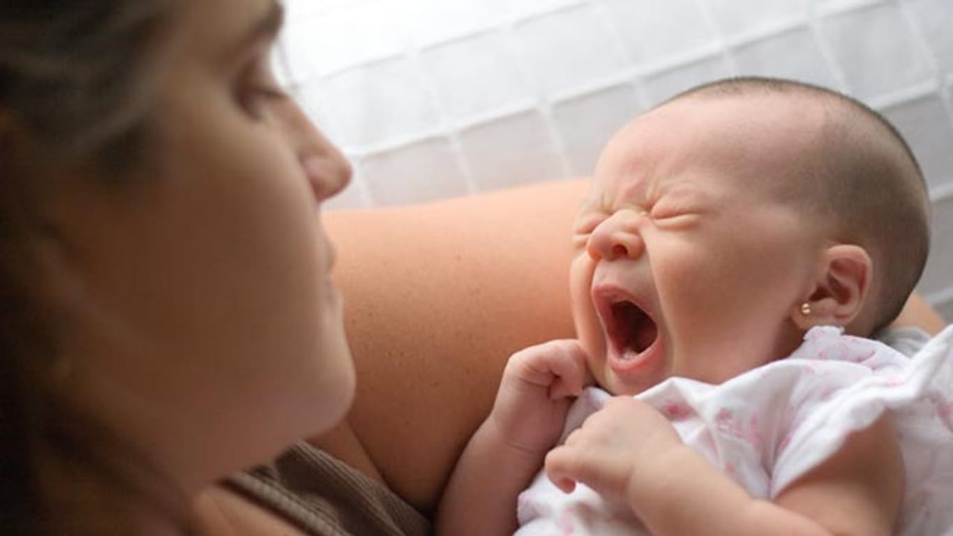 Schreibaby: Wenn das Baby nicht aufhört zu schreien - eine Mischung aus Überforderung, Wut und Schuldgefühlen belastet viele der betroffenen Eltern.