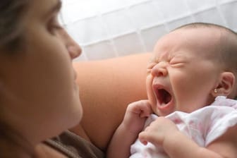 Schreibaby: Wenn das Baby nicht aufhört zu schreien - eine Mischung aus Überforderung, Wut und Schuldgefühlen belastet viele der betroffenen Eltern.