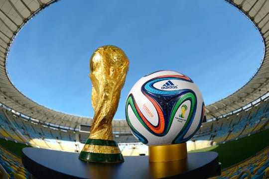 Der FIFA-Weltpokal und der offizielle WM-Spielball "Brazuca".