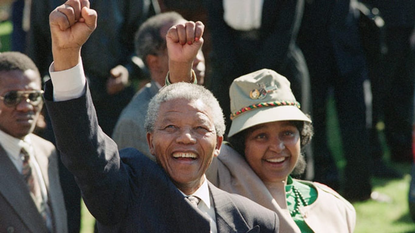 Nelson Mandela mit seiner ehemaligen Frau Winnie, nachdem er 1991 zum Präsidenten des ANC gewählt worden ist.
