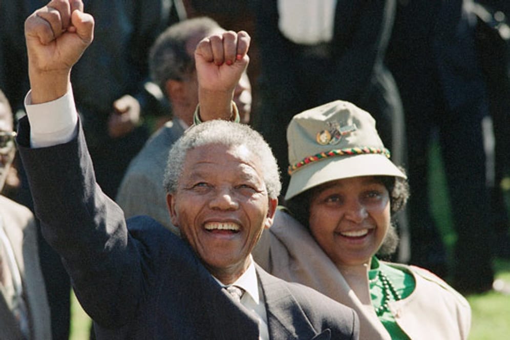 Nelson Mandela mit seiner ehemaligen Frau Winnie, nachdem er 1991 zum Präsidenten des ANC gewählt worden ist.