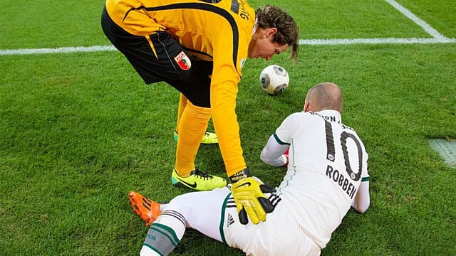 Marwin Hitz (li.) bereut sein Einsteigen gegen Arjen Robben. Marwin Hitz (li.) bereut sein Einsteigen gegen Arjen Robben.