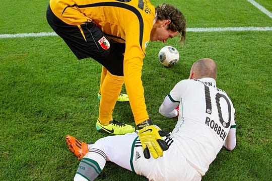Marwin Hitz (li.) bereut sein Einsteigen gegen Arjen Robben.