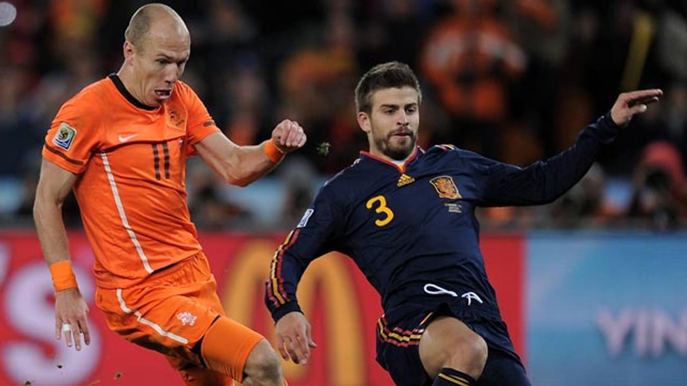 Im WM-Finale 2010 mussten sich Arjen Robben und Co. den Spaniern um Gerard Pique (re.) geschlagen geben.