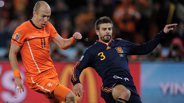 Im WM-Finale 2010 mussten sich Arjen Robben und Co. den Spaniern um Gerard Pique (re.) geschlagen geben.