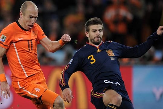 Im WM-Finale 2010 mussten sich Arjen Robben und Co. den Spaniern um Gerard Pique (re.) geschlagen geben.